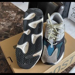 Used kids yeezy comes with box and authenticity